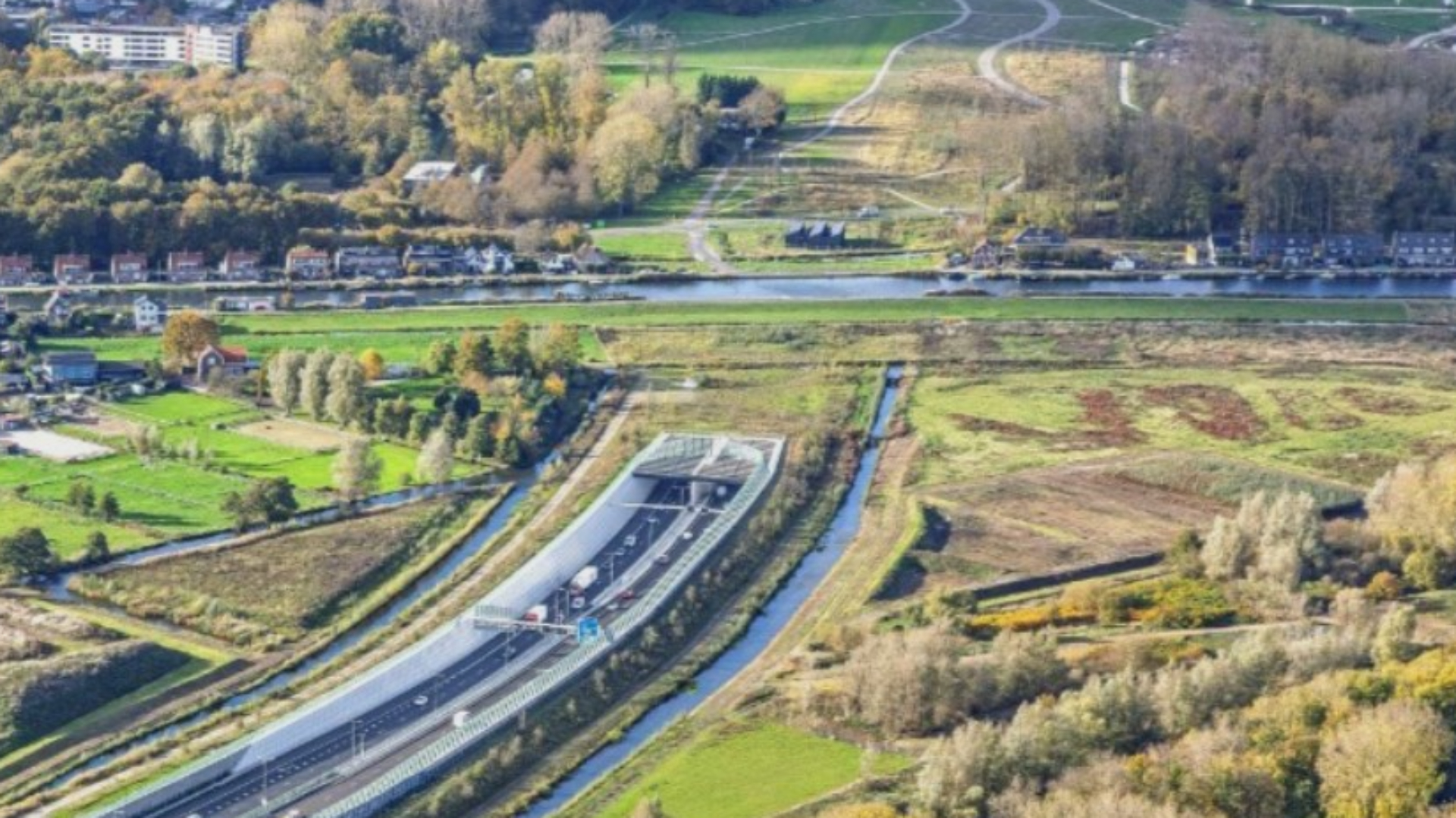 De Rottemerentunnel, onderdeel van de A16 Rotterdam, is twee keer een nacht in een richting afgesloten.