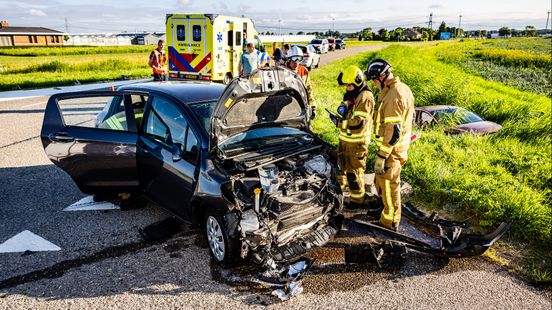 Ravage na botsing, auto belandt in sloot