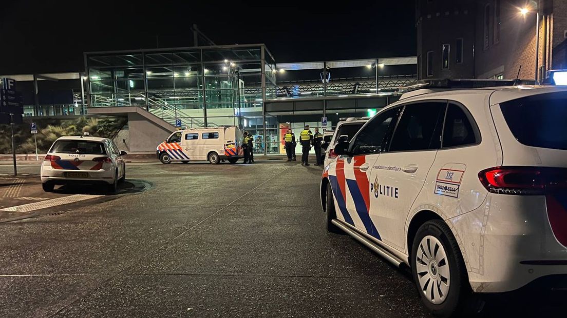 Een flinke politiemacht op de been vannacht in Deventer om een man aan te houden in een trein.