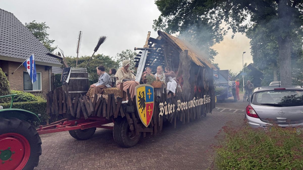 Oranjevereniging betaalt de verzekering: veel versierde wagens in Rinsumageast