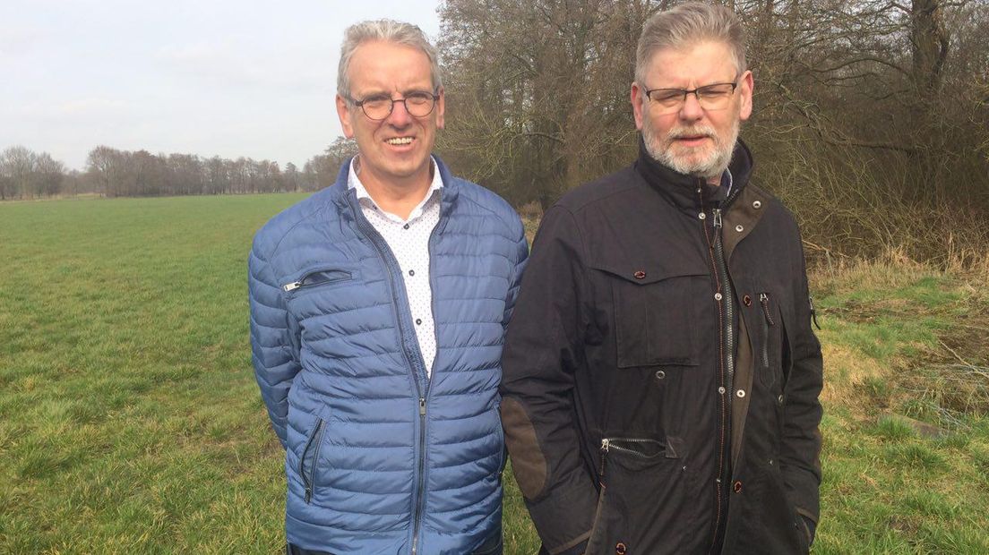 Wim Stevens en Henk Heideveld willen er graag een huis bouwen (Rechten: Janet Oortwijn/RTV Drenthe)