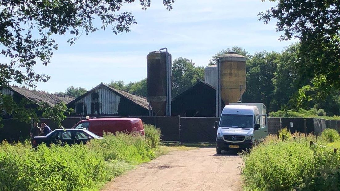 Het terrein is afgezet met hekken.