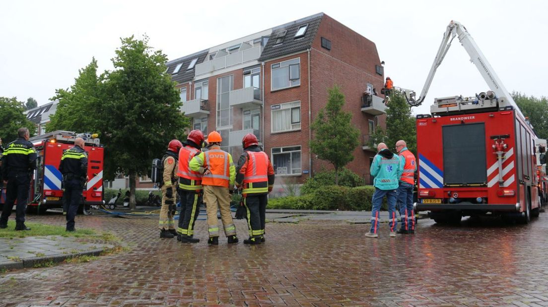 De brandweer redt enkele bewoners van een balkon