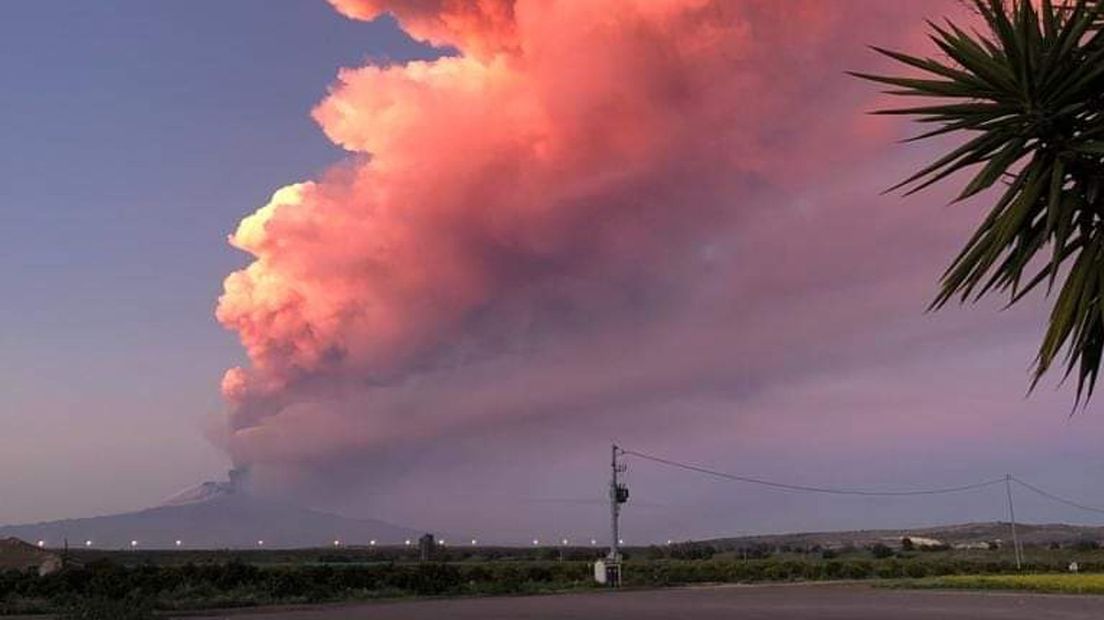 De Etna is dinsdagavond uitgebarsten
