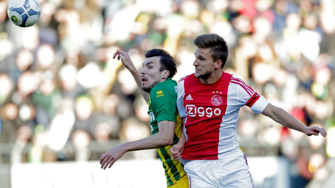 Luchtgevecht tussen Mike Havenaar en Joël Veltman tijdens ADO - Ajax. (Foto Laurens Lindhout)