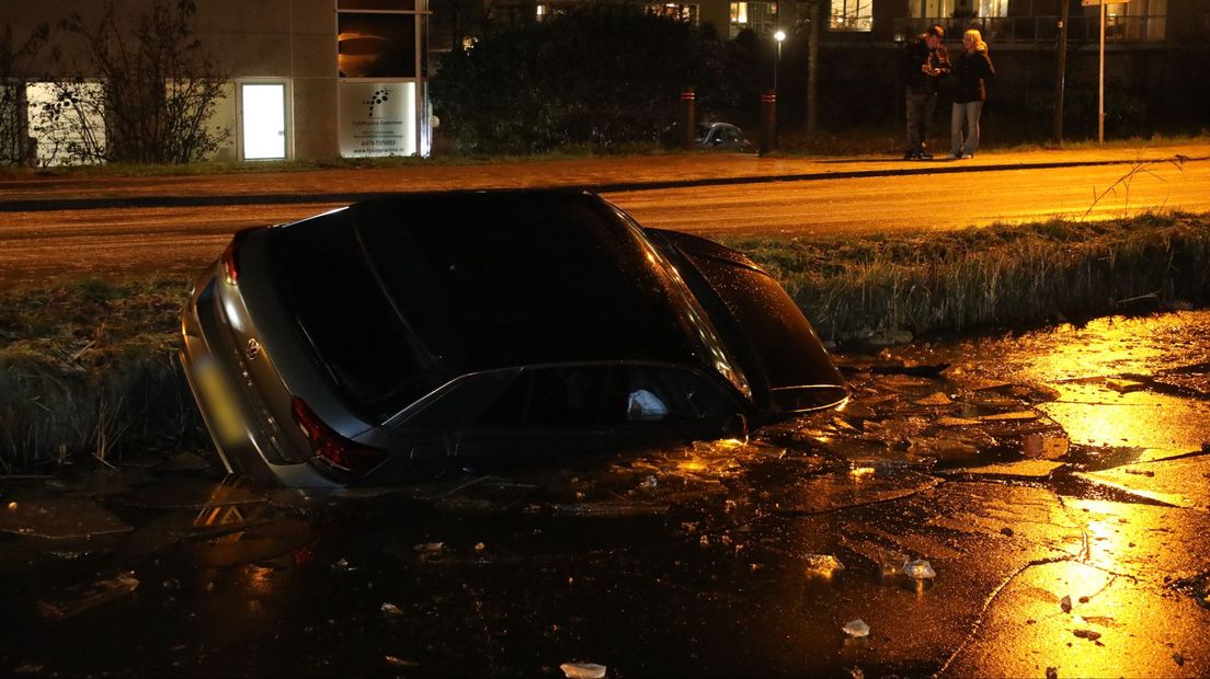 Auto te water aan de Vlamingstraat in Zoetermeer