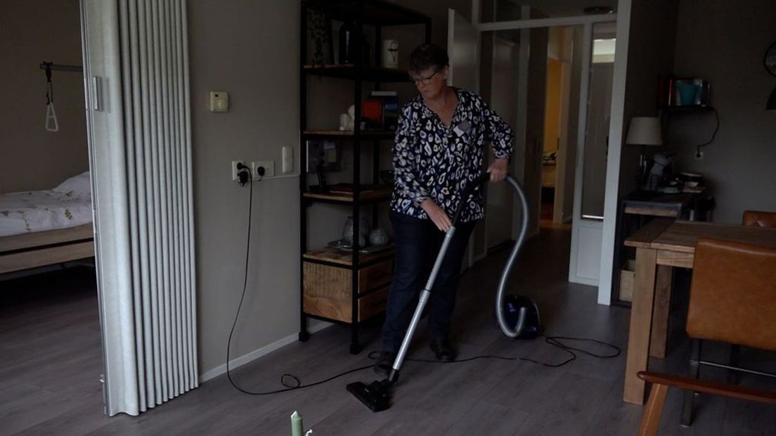 Sandra Oosterveen maakt de kamer nog goed schoon voor de gast arriveert