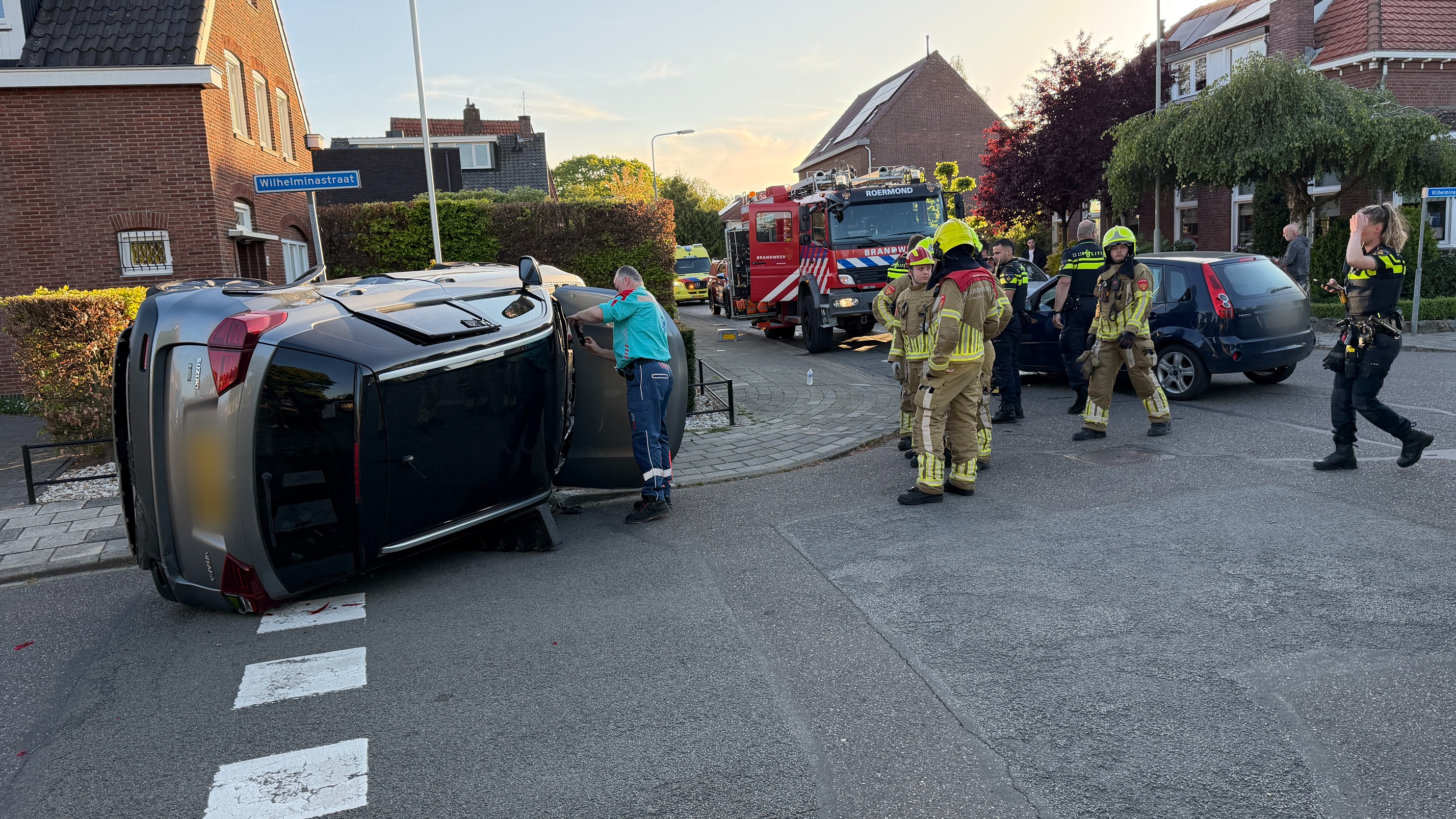 Auto op de zijkant na ongeval Herten: bestuurders naar het ziekenhuis.