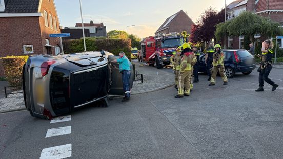 Auto op de zijkant na ongeval Herten: bestuurders naar het ziekenhuis. Auto op de zijkant na ongeval Herten: bestuurders naar het ziekenhuis.