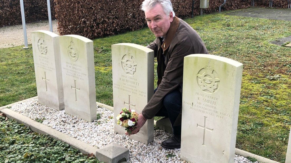 Keith Robertson bij de graven van gesneuvelde collega's van zijn vader
