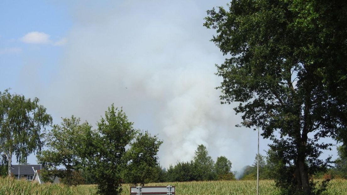 De rookwolken komen  hoog boven het land uit (Rechten: Van Oost Media)