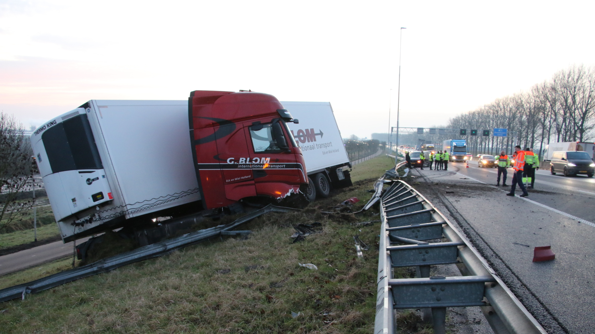 De vrachtwagen is door de vangrails geschoten.