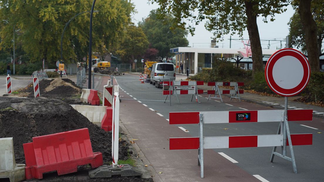 Op het Stationsplein in Zevenaar gaat deze maandagochtend de schop in de grond voor een grootschalig project waarbij het plein een nieuwe inrichting krijgt. Onder andere de verkeersveiligheid wordt verbeterd en het aangezicht voor omwonenden moet ook beter worden.