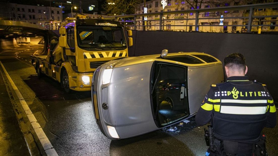 De auto kwam tot stilstand midden op de weg.