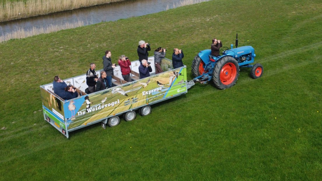 De Weidevogel Express in een weiland bij Tinallinge