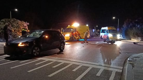 Twee scooterrijders gewond bij ongeval in Reuver: traumaheli voert scooterrijder af. Twee scooterrijders gewond bij ongeval in Reuver: traumaheli voert scooterrijder af.