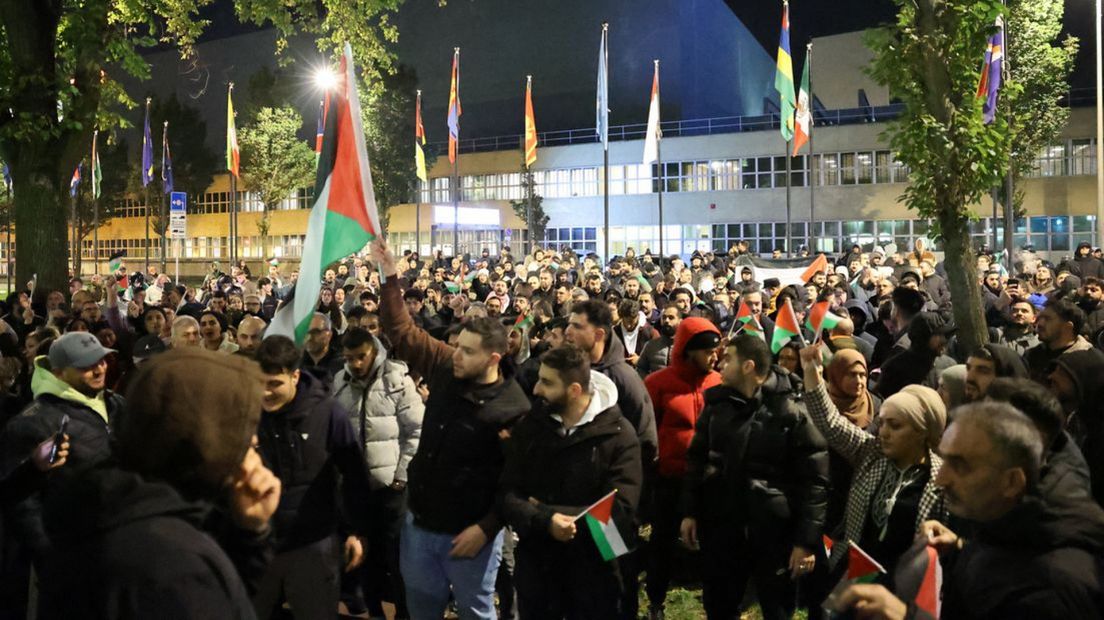 De vele demonstranten hebben Palestijnse vlaggen bij zich