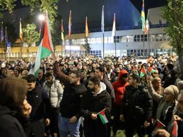 Honderden mensen demonstreren bij Israëlische ambassade in Den Haag