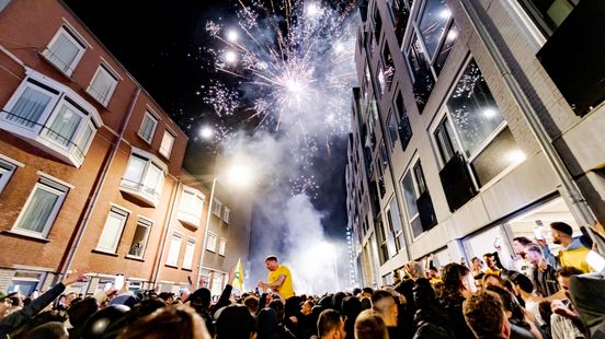 Honderden fans vieren op straat kampioenschap ADO Den Haag: vuurwerk en spelers op schouders Nieuws