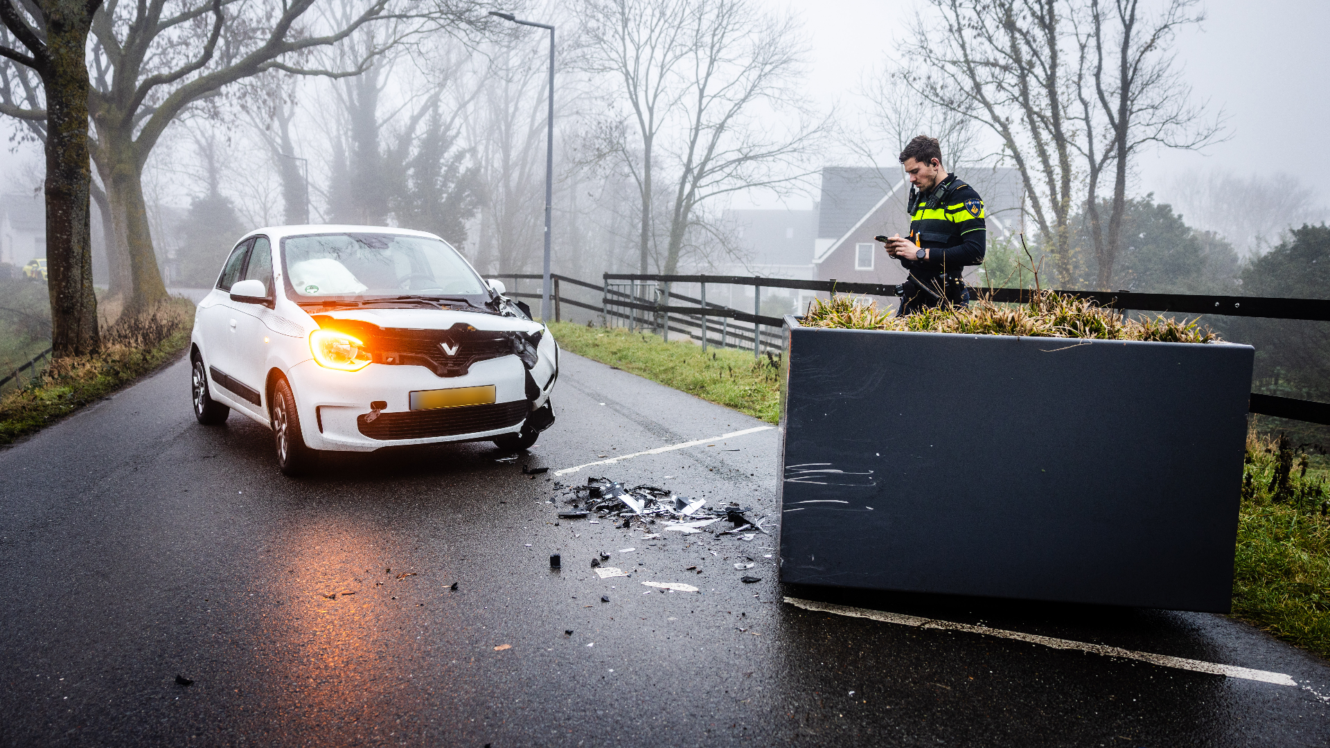 De auto raakte vermoedelijk in de slip en botste toen op de bloembak