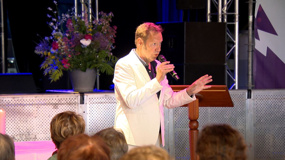 Zingende Elvis-dominee laat kerkgangers bij Klomppop heupen losgooien