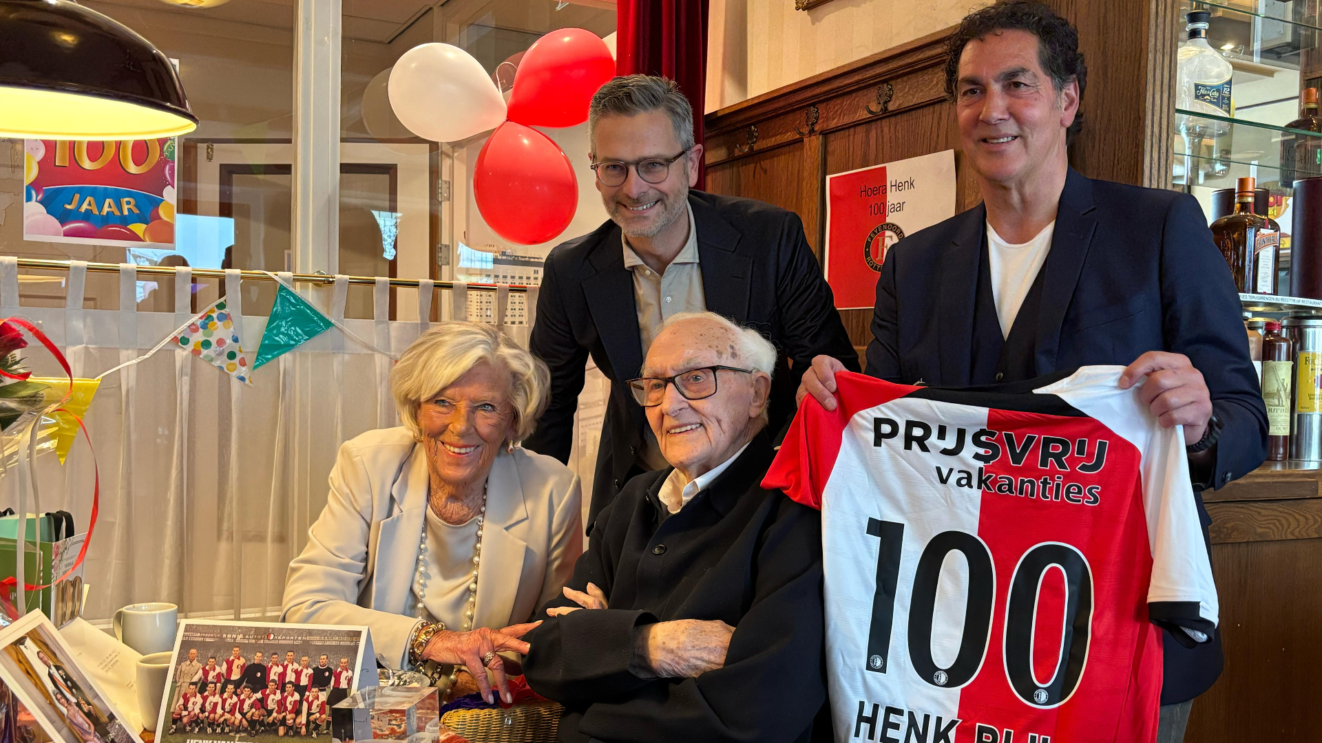 Feyenoord verraste vorig jaar oud-speler Henk van der Bijl voor zijn honderdste verjaardag.