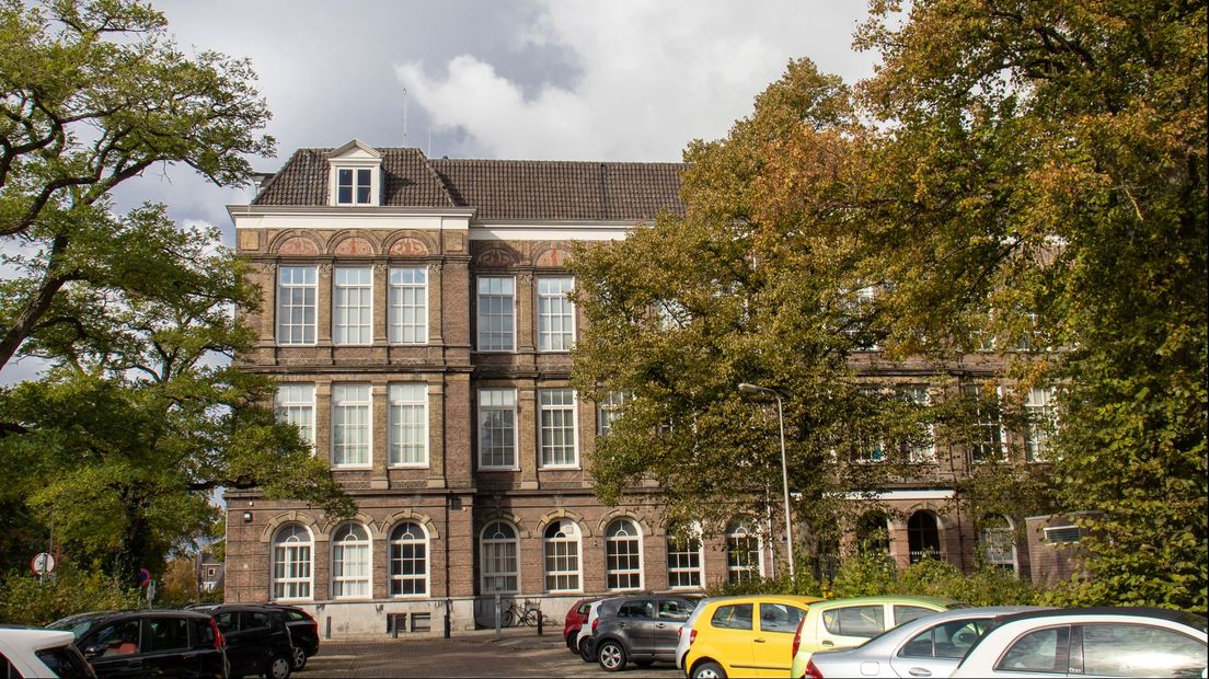 Hoge ramen in voormalig schoolgebouw