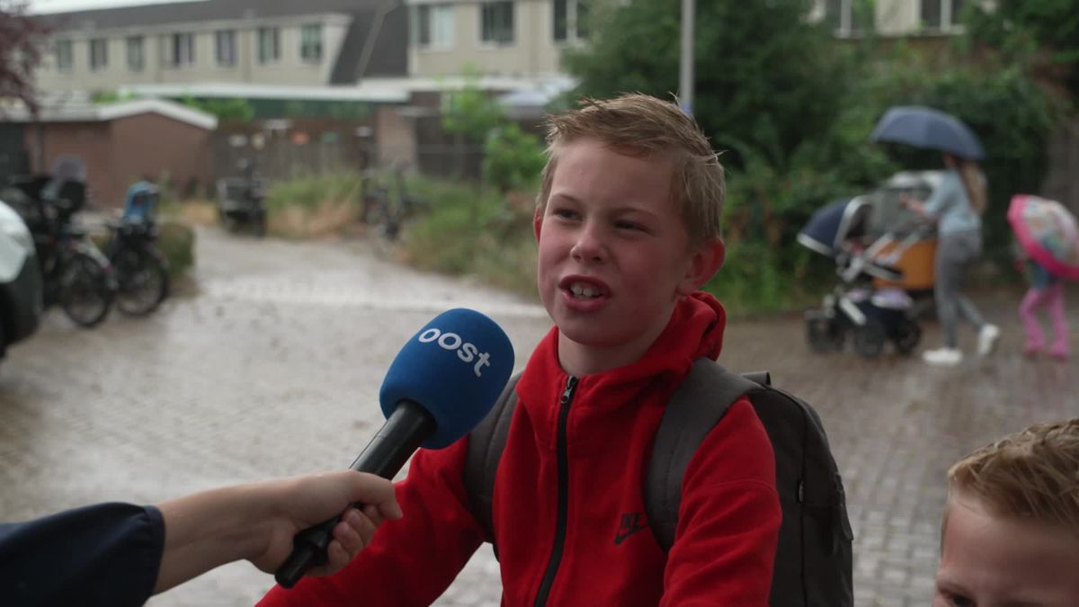 Leerlingen van basisschool Plechelmus in Hengelo over de eerste schooldag.