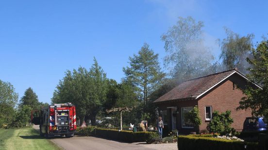Coniferenhaag in brand bij woning