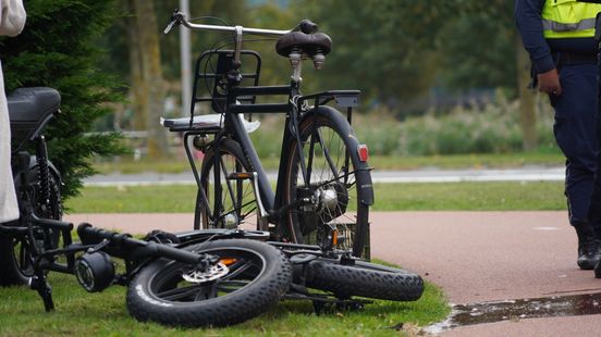 Fietser naar ziekenhuis na aanrijding met fatbike | Automobilist opgepakt met lachgas achter stuur. Fietser naar ziekenhuis na aanrijding met fatbike | Automobilist opgepakt met lachgas achter stuur.