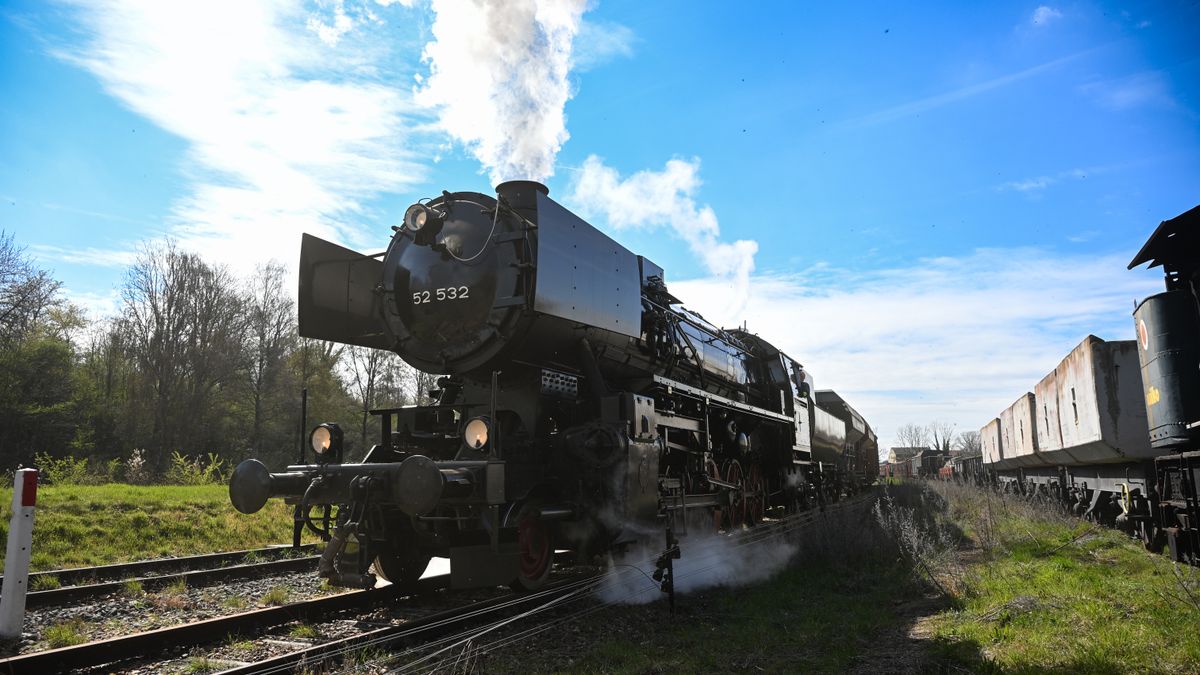 Honderden vrijwilligers krijgen na tien jaar sleutelen stoomlocomotief uit 1943 weer op de rails