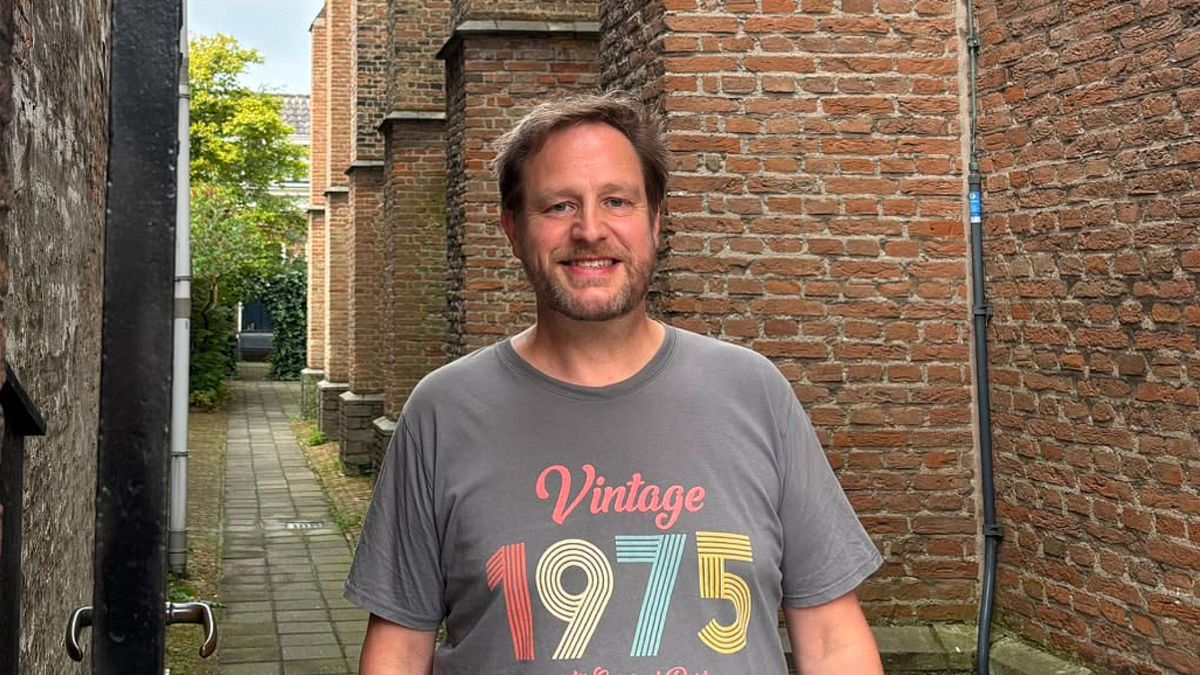Derk-Jan gelooft niet, maar woont wel in kosterswoning: 'Ik haal mijn koffie in de kerk'