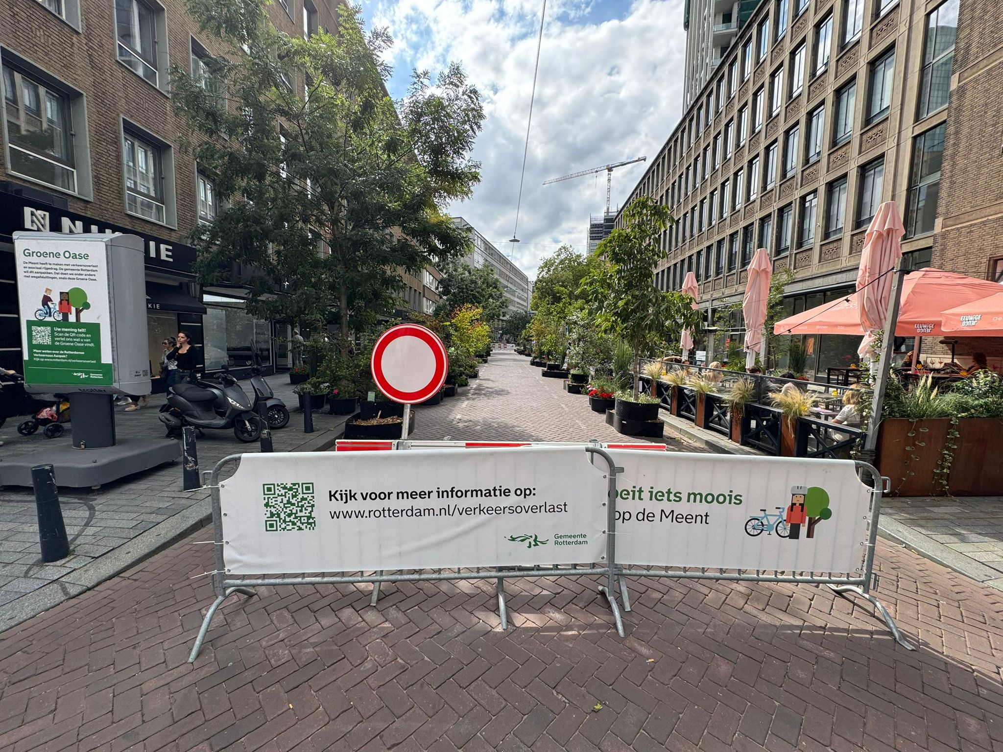 De plantenbakken en bomen op de Meent, toen nog dicht voor autoverkeer.