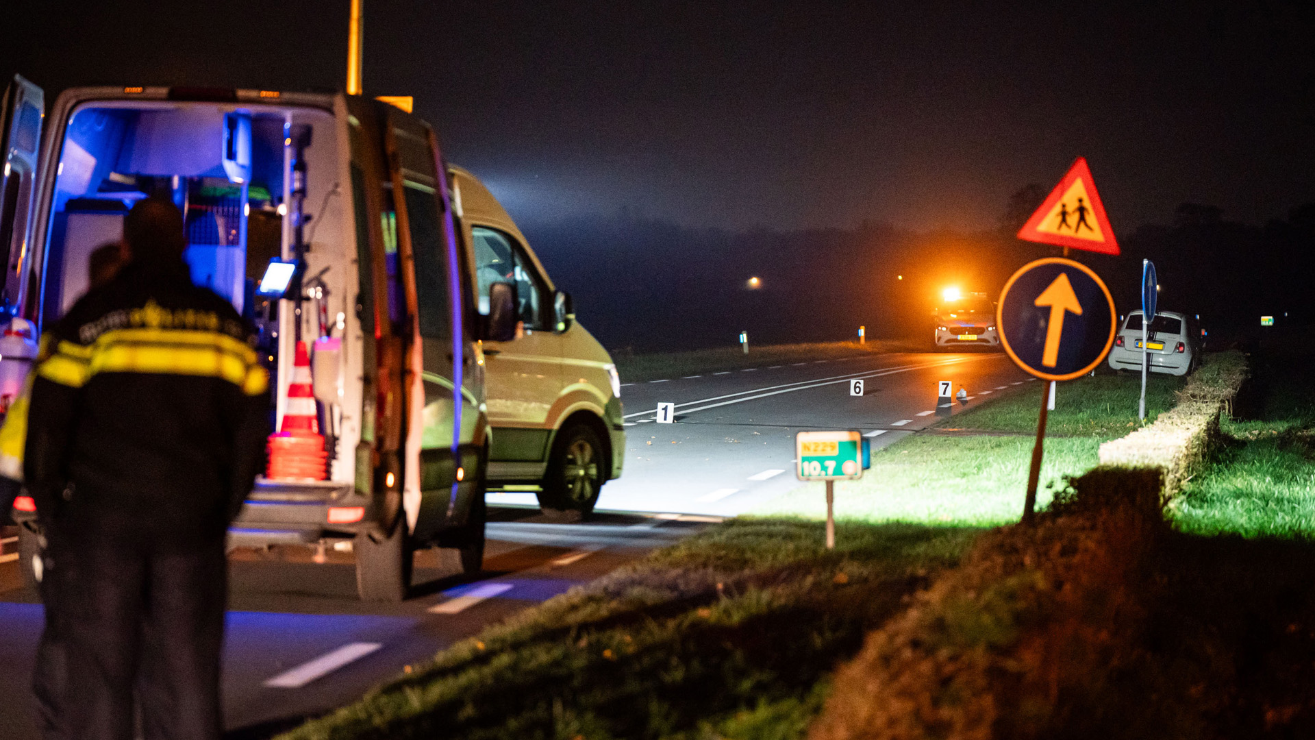 Voetganger aangereden op N229 bij Werkhoven, weg urenlang dicht