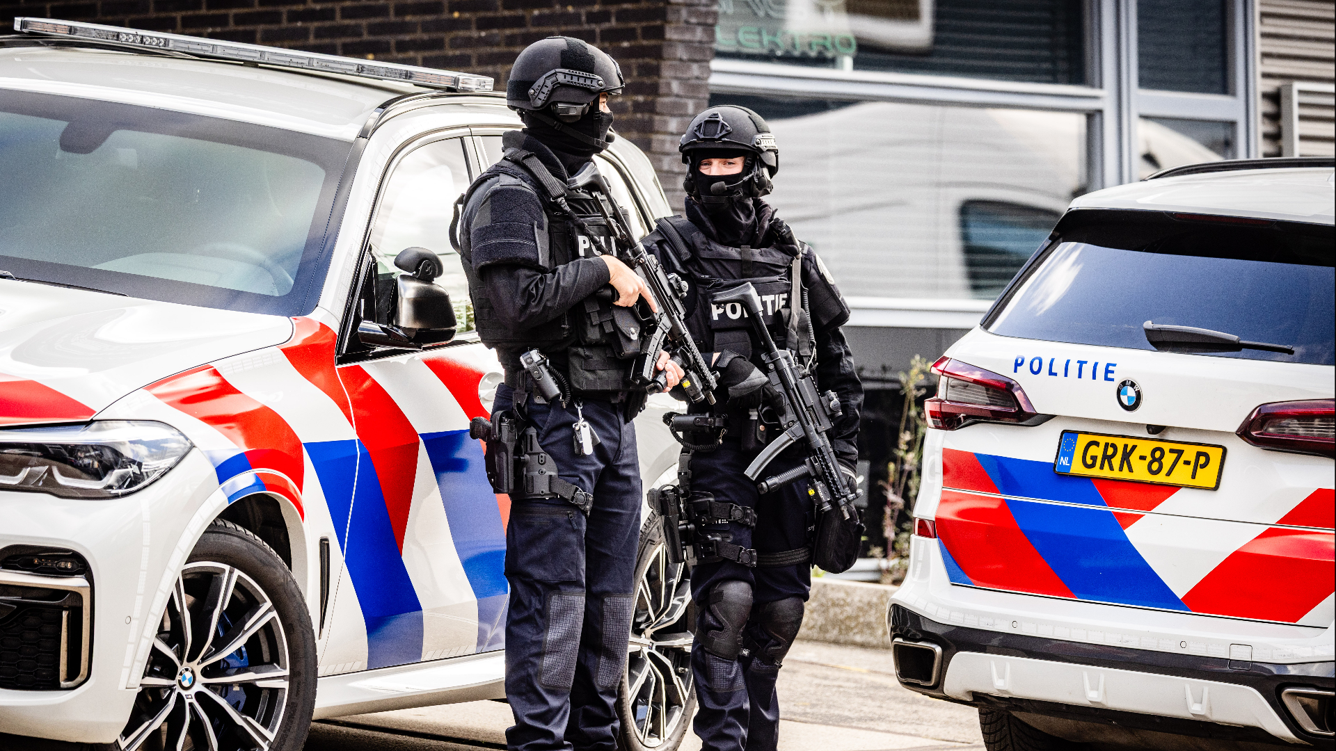 De politie is met vuurwapens aanwezig op de locatie