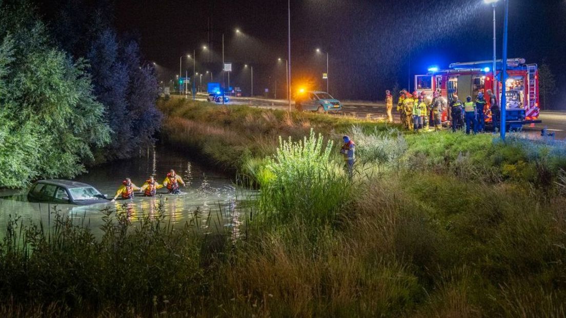 De brandweer zoekt naar de bestuurder.