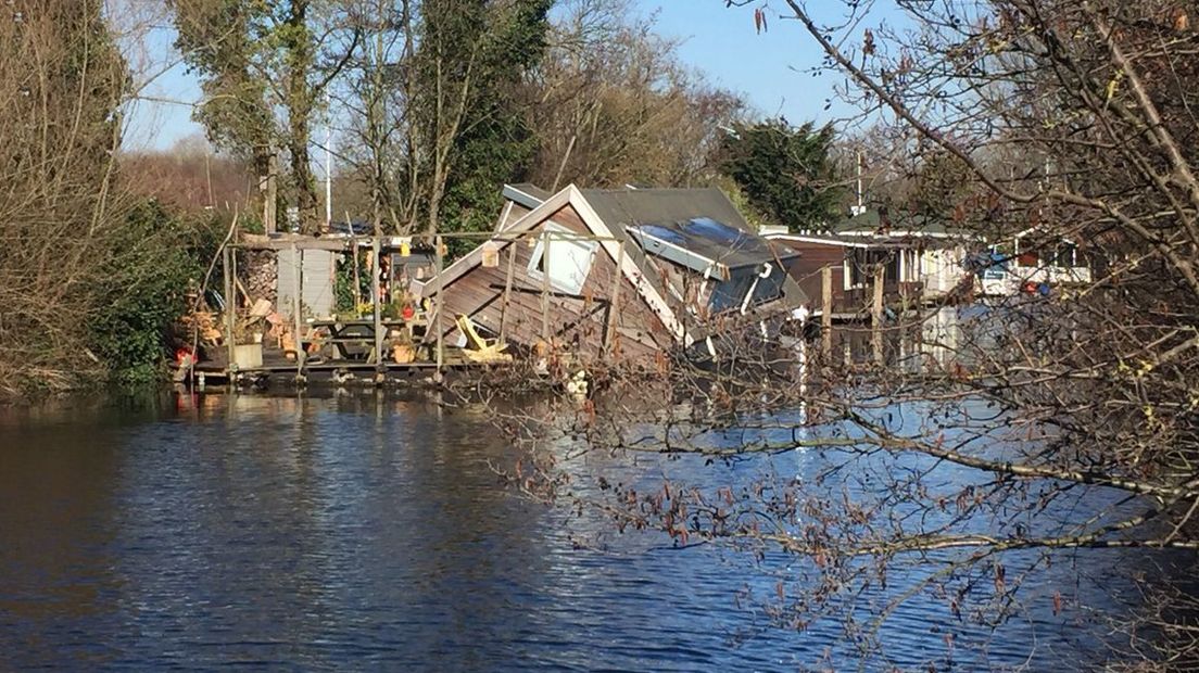 Zinkende woonboot aan Oegstgeesterweg 