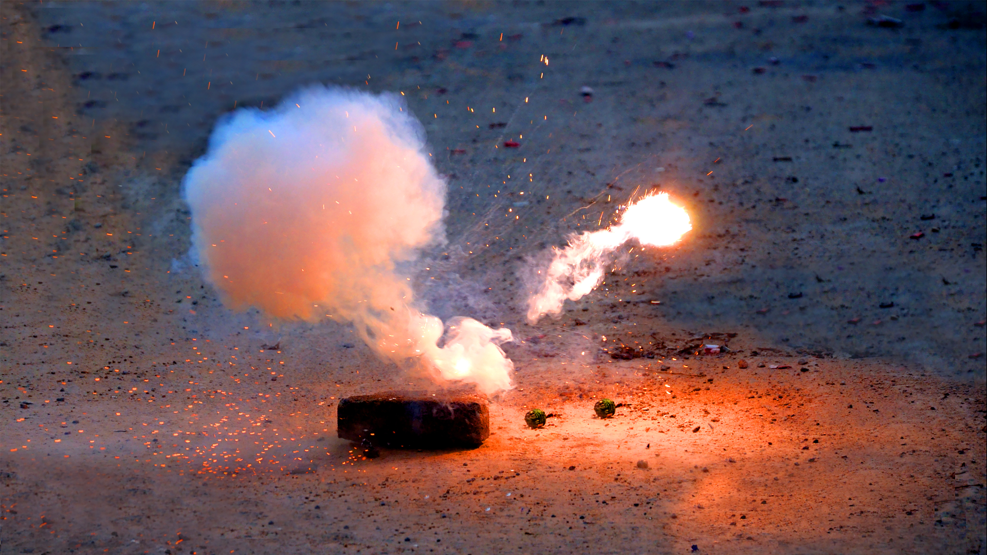 Het vuurwerk werd vanuit een woning naar de agente gegooid.