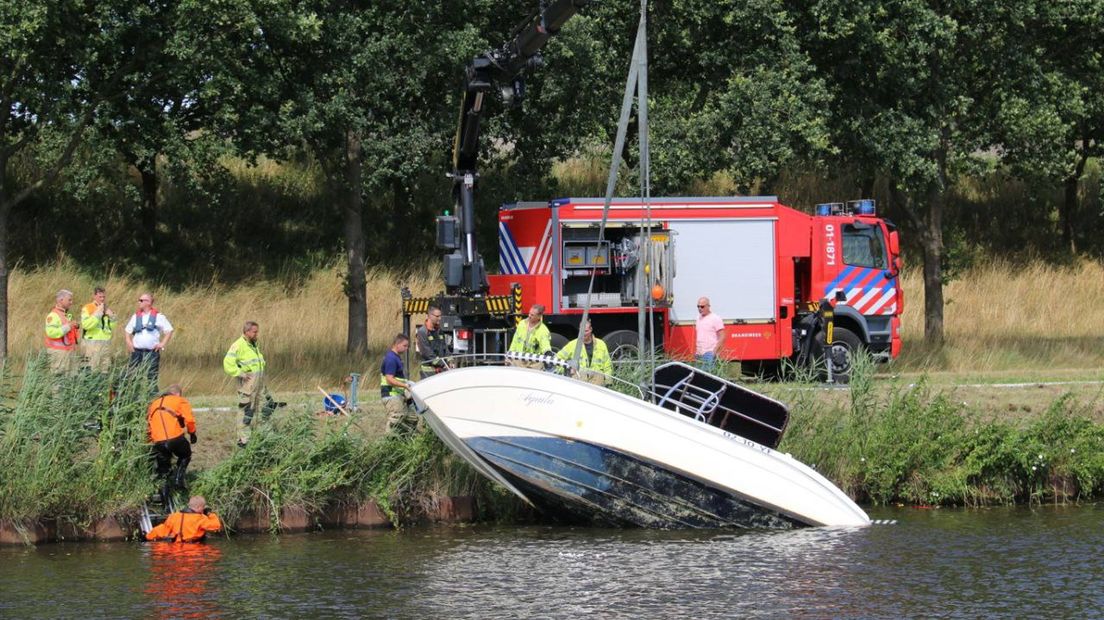 De brandweer takelt het bootje op het droge