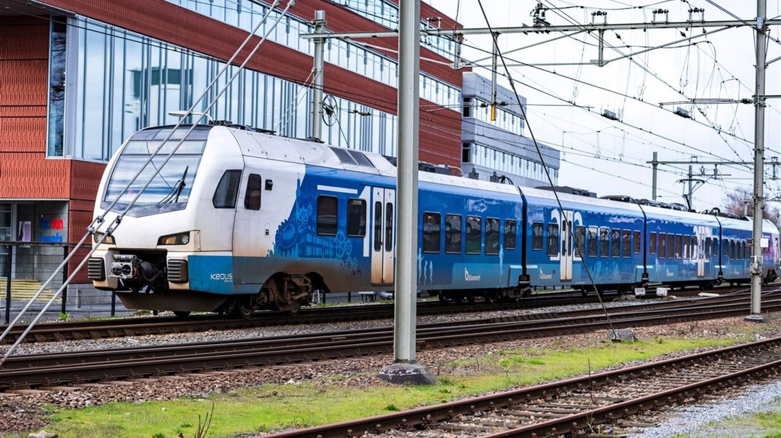 Een trein van Keolis Blauwnet vertrekt van het station in Almelo