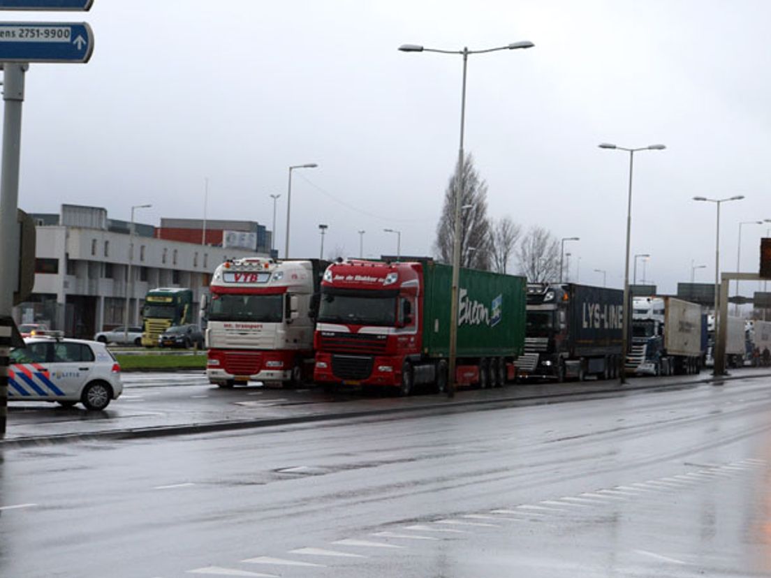 Vrachtwagens staan stil bij de poort