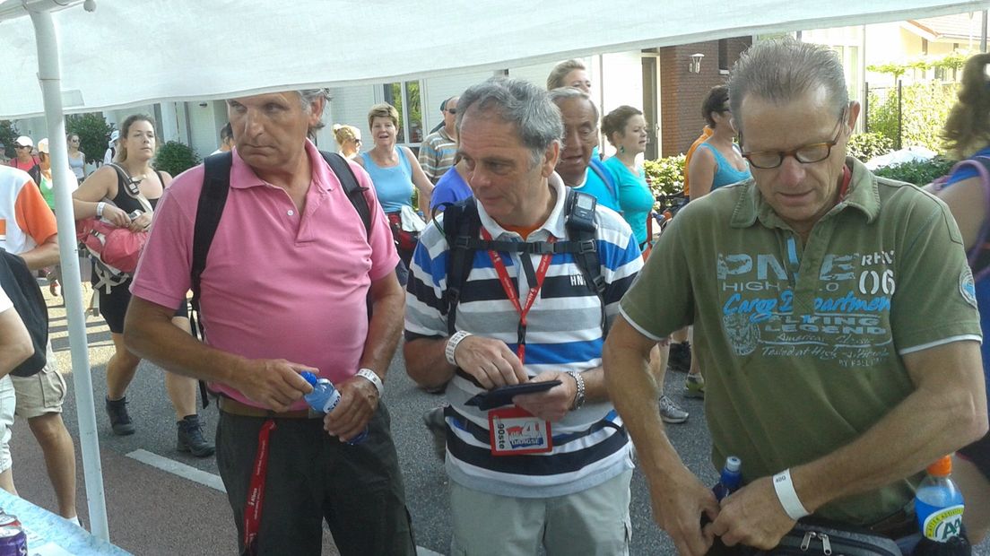 Peter, Jan en Leo kopen een drankje