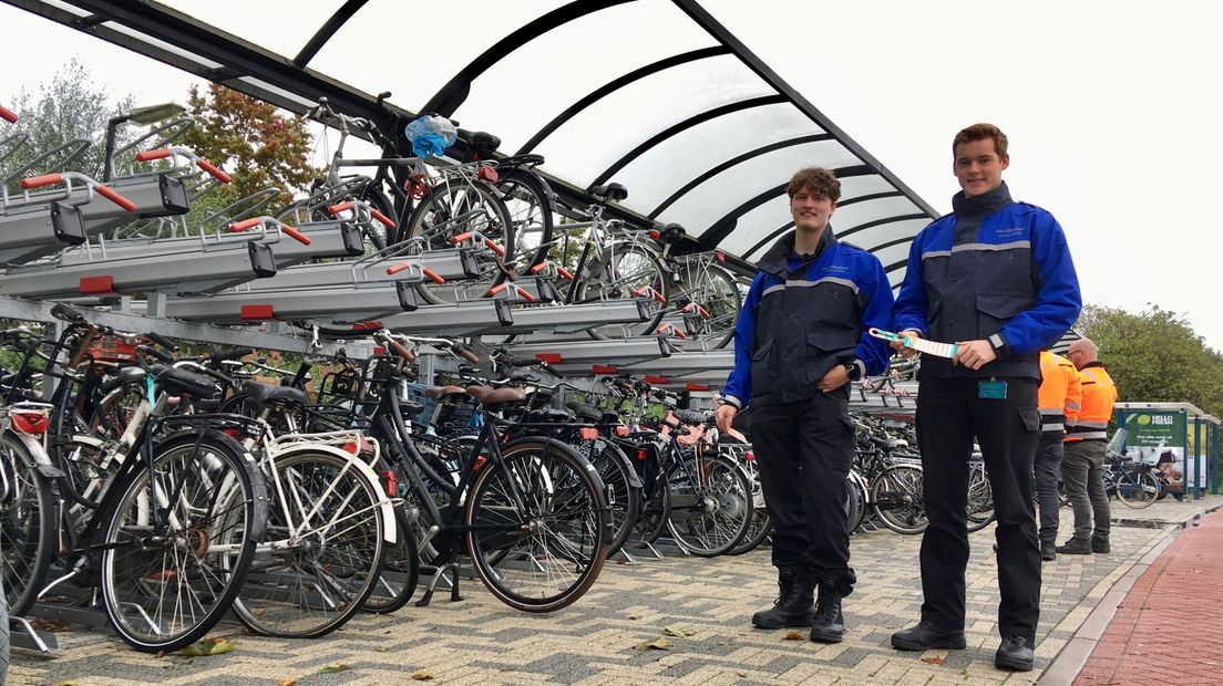 Sander (links) en Tim (rechts) labelen weesfietsen en fietswrakken.