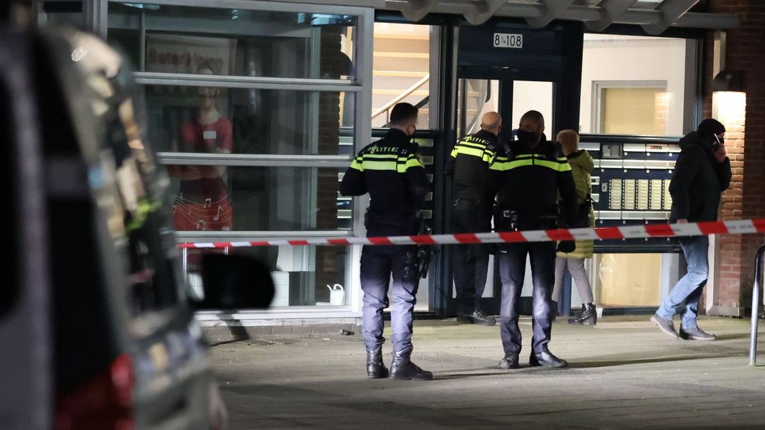 De politie doet onderzoek in de straat waar de vrouw werd belaagd