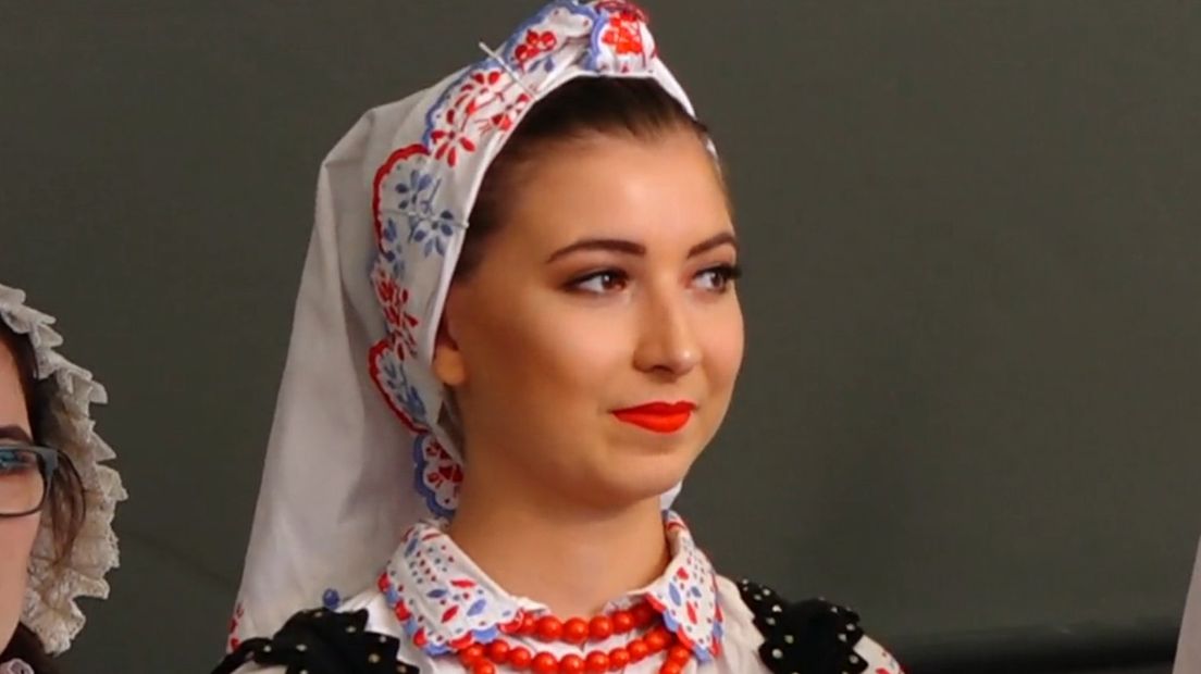 Een Poolse meid klaar om te dansen tijdens het SIVO-Festival (Rechten: Jasmijn Wijnbergen/RTV Drenthe)