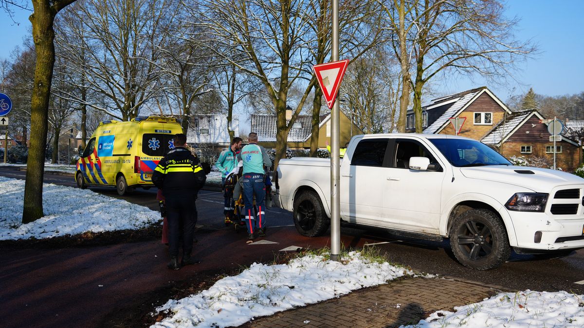 112 Nieuws: Fietsster aangereden in Wijhe | Fietsster gewond in Heeten bij aanrijding bestelbus