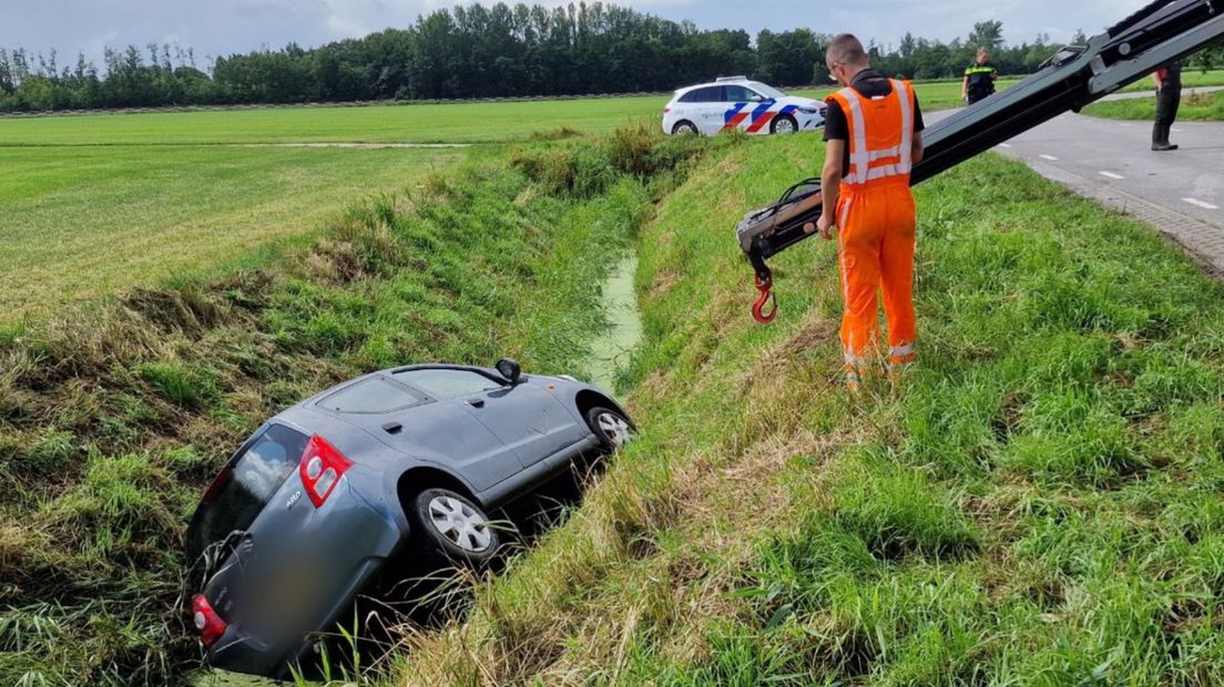 De auto kwam op de zijkant in de sloot terecht