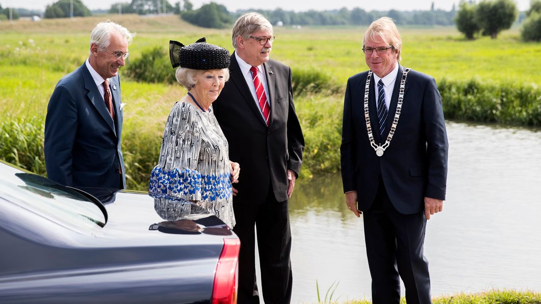 Prinses Beatrix, commissaris van de koning Willibrord van Beek en burgemeester Marc Witteman van Stichtse Vecht.