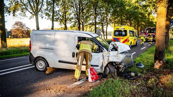 Zware botsing op N785, bestuurder met spoed naar ziekenhuis