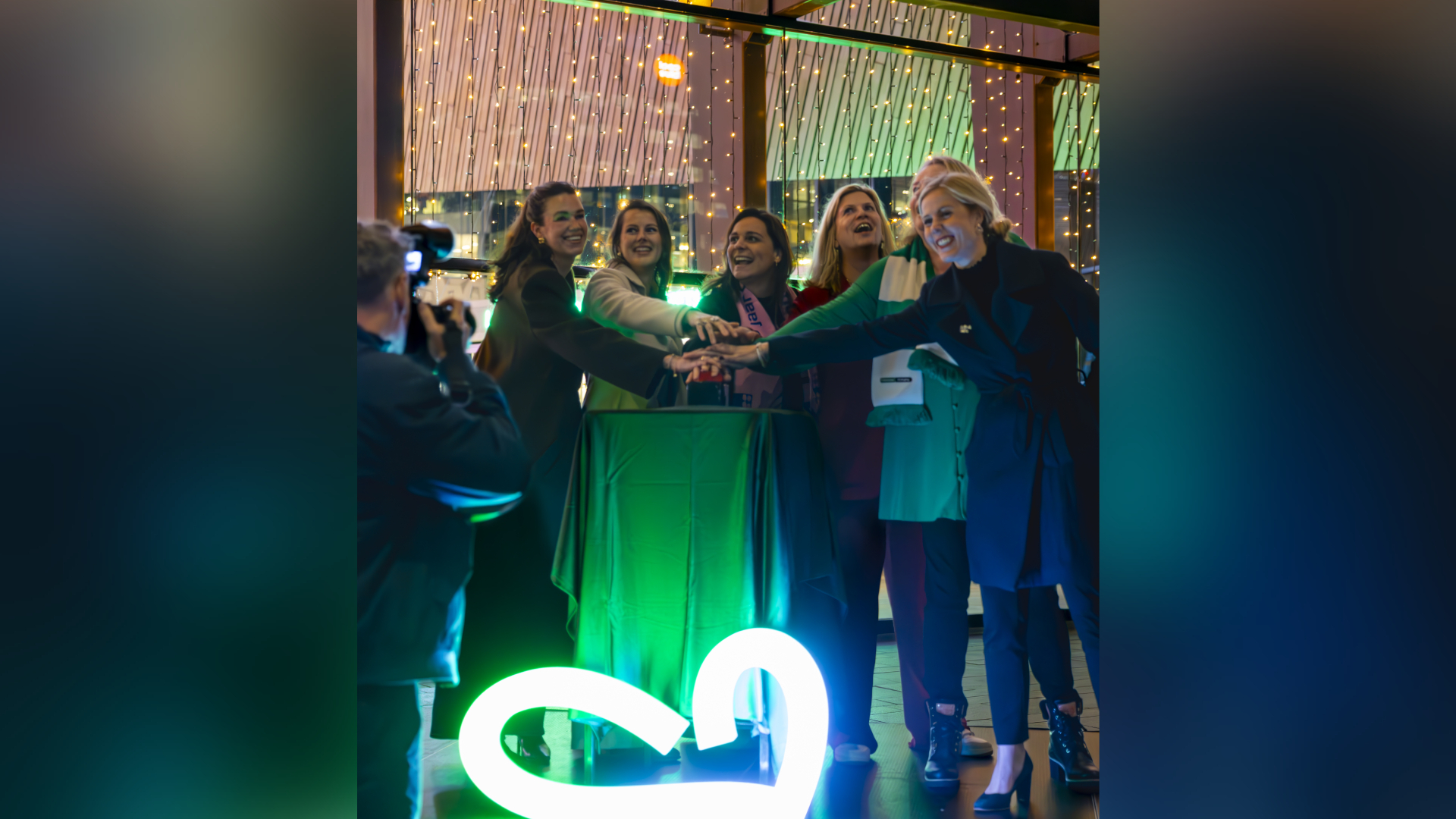 Het ontsteken van de lichtjes bij het Centraal Station was een feestelijke bedoeling.